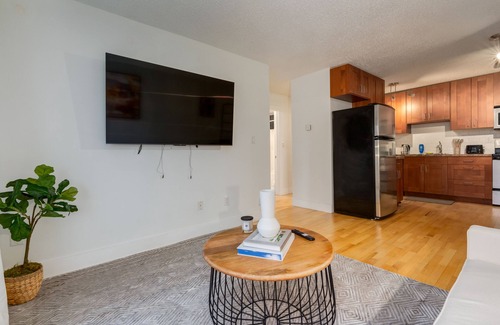Sunalta Condo | Cozy 1 BDRM + Near DT Calgary