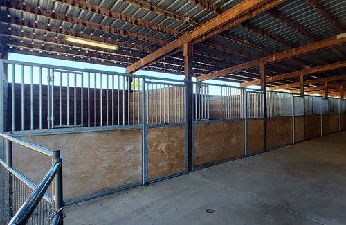Roseburg Apartment | Cozy 1-bedrm apartment near Wildlife Safari with fitness room on the horse ranch