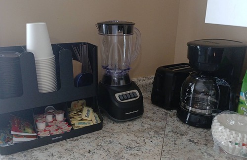 Center Apartment | Cozy 1-bedroom apartment in enchanting Manchester, with A/C & wifi, kitchen