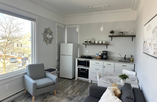 Historic Hill Apartment | Cozy 1-bedroom apartment in charming Newport with AC