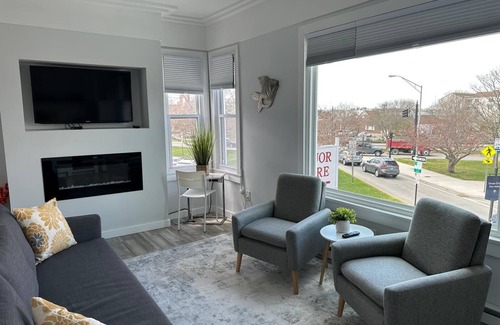Historic Hill Apartment | Cozy 1-bedroom apartment in charming Newport with AC