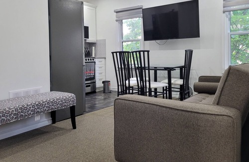 Orillia House | Cozy 1 Bedroom apt - Upper Unit