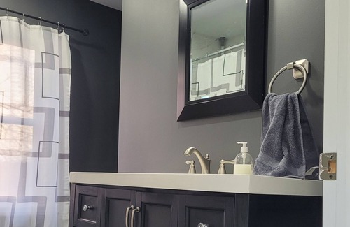 Orillia House | Cozy 1 Bedroom apt - Upper Unit