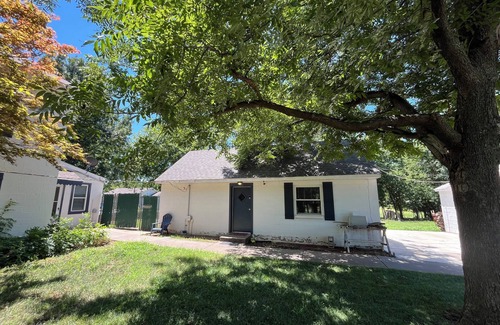 Midwest City House | Cozy 1 bedroom bungalow on acreage in Midwest City close to Tinker AFB.