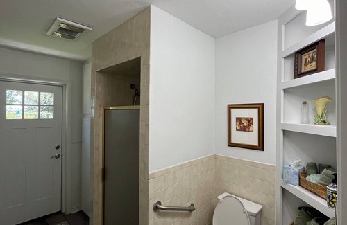 Midwest City House | Cozy 1 bedroom bungalow on acreage in Midwest City close to Tinker AFB.