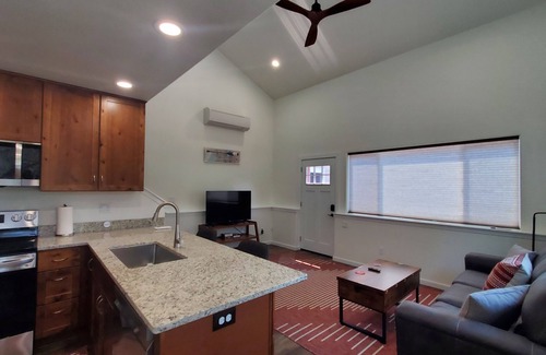 Roseburg Condo | Cozy 1-bedroom condo with WiFi, AC, in Idleyld Park, views of North Umpqua River