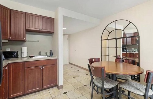 Ocean Drive Condo | Cozy 1-bedroom condo with WiFi, fitness room in enchanting Newport overlooking