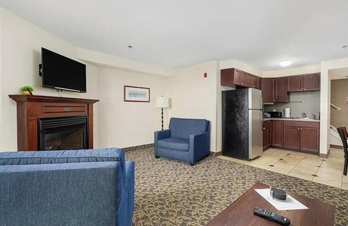 Ocean Drive Condo | Cozy 1-bedroom condo with WiFi, fitness room in enchanting Newport overlooking