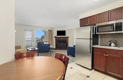 Ocean Drive Condo | Cozy 1-bedroom condo with WiFi, fitness room in enchanting Newport overlooking