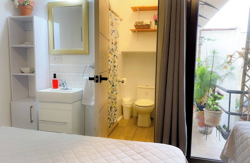 Zona 12 Hotel | Cozy 1-bedroom for families at Inn. WiFi and AC. In Guatemala. Close airport.