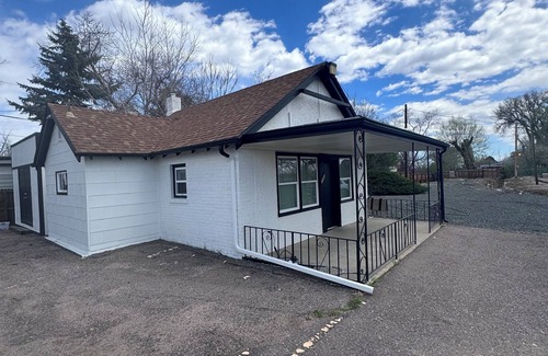 West Gate House | Cozy 1-bedroom house with WiFi, AC in charming Lakewood. Close to Red Rocks!