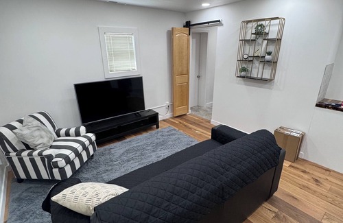 West Gate House | Cozy 1-bedroom house with WiFi, AC in charming Lakewood. Close to Red Rocks!