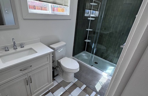 West Gate House | Cozy 1-bedroom house with WiFi, AC in charming Lakewood. Close to Red Rocks!