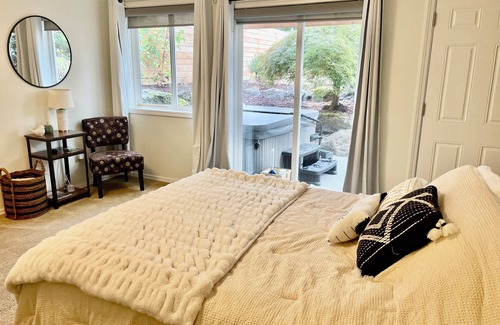 Arbor Heights House | Cozy 1 bedroom mother in law - private jacuzzi, near beach/parks
