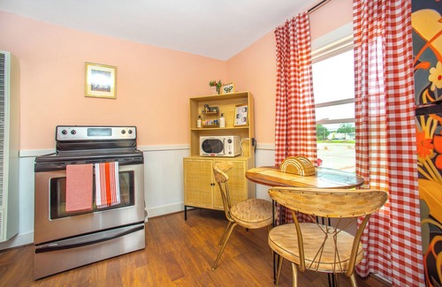Waterford Apartment | Cozy 1-Bedroom Retro Apartment in Waterford