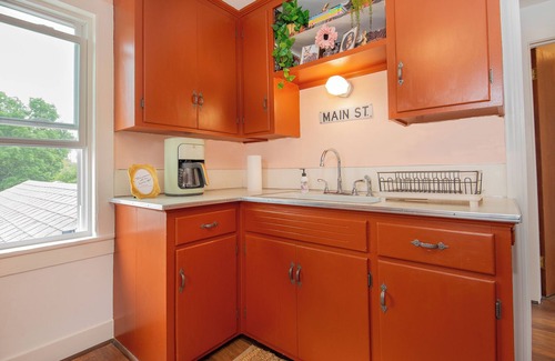 Waterford Apartment | Cozy 1-Bedroom Retro Apartment in Waterford