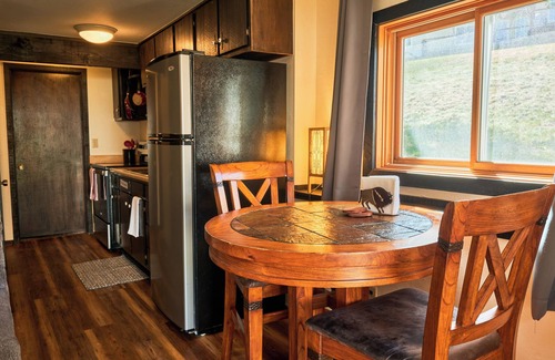 Crested Butte Condo | Cozy 1 Bedroom, Sleeps 3, Steps from Shuttle! Hot Tub! Loved by guests!