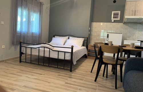 Platamonas Apartment | Cozy 1-bedroom Studio in charming Πλαταμώνας with WiFi, AC