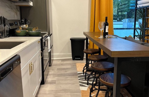 Old East Dallas Apartment | Cozy 1-bedroom with WiFi and AC in fantastic Dallas, Sleeps 7