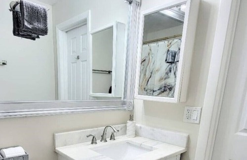 Fairvilla House | COZY 1 KING BEDROOM HOUSE UNIVERSAL & DOWNTOWN 20 MINUTES AWAY