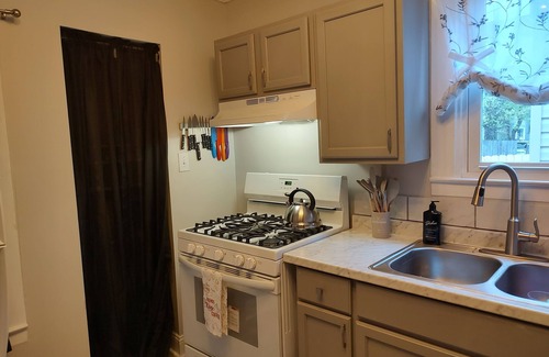 Shawnee House | Cozy 1920s corporate rental at the Toasty Cairn bungalow