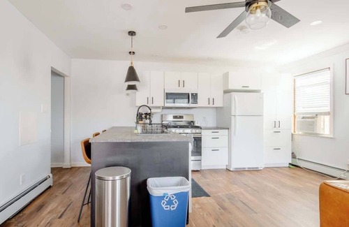Wilmington Apartment | Cozy 1B Apt w/fireplace, full kitch & off str PK