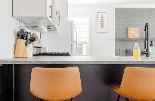 Wilmington Apartment | Cozy 1B Apt w/fireplace, full kitch & off str PK