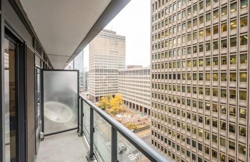 Bay Cloverhill House | Cozy 1B Luxury Condo Heart of Toronto