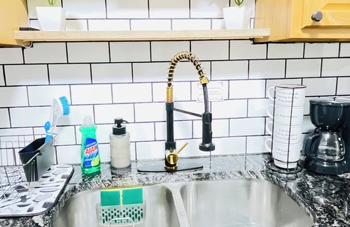 Cleveland House | Cozy 1bed 1bath near Airport + Cleveland Clinic + Downtown Cleveland