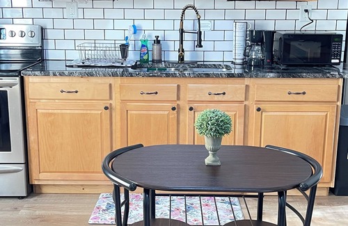 Cleveland House | Cozy 1bed 1bath near Airport + Cleveland Clinic + Downtown Cleveland
