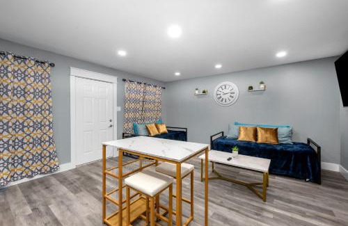 Houston Heights Apartment | Cozy 1BR King Bed with Pool and Free Park