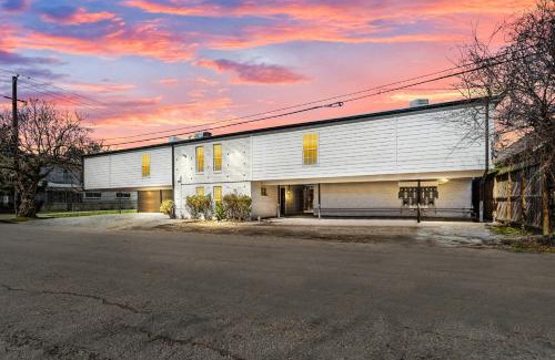 Houston Heights Apartment | Cozy 1BR King Bed with Pool and Free Park