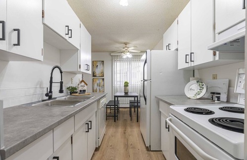 Fort McMurray Apartment | COZY 1BR | Top Floor w/ Balcony | Newly Renovated