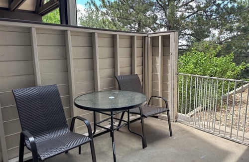 Greenwood Village Condo | Cozy 1st Floor 1b/1b I Standing Desk I Free Parking I Private Patio I No Stairs