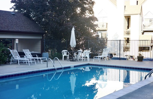 Greenwood Village Condo | Cozy 1st Floor 1b/1b I Standing Desk I Free Parking I Private Patio I No Stairs