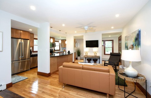 Minot Cottage | Cozy 2/1 in a serene, park-like setting, near Minot Beach & coastal marshes