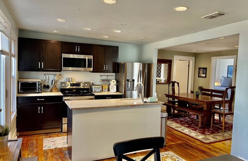 Highland Park West House | Cozy 2/1 Treehouse in Brykerwoods Neighborhood