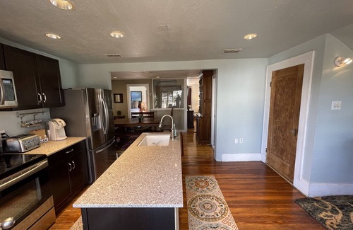 Highland Park West House | Cozy 2/1 Treehouse in Brykerwoods Neighborhood