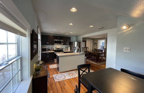 Highland Park West House | Cozy 2/1 Treehouse in Brykerwoods Neighborhood