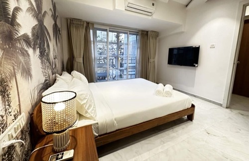 Dharavi Apartment | Cozy 2.5 BHK in Khar West with Workspace