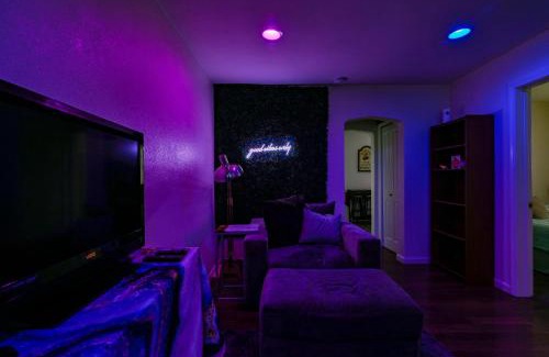 South Tacoma Apartment | COZY 2 BDRM APT - Easy Access FREE PARKING - AC UNIT