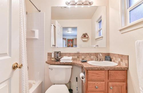 South Tacoma Apartment | COZY 2 BDRM APT - Easy Access FREE PARKING - AC UNIT