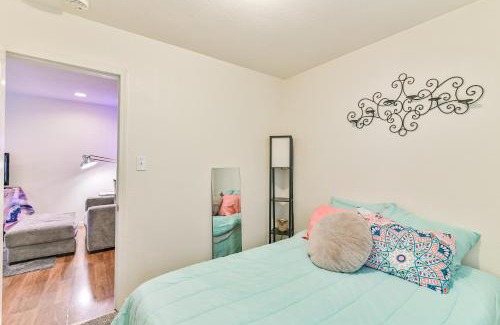 South Tacoma Apartment | COZY 2 BDRM APT - Easy Access FREE PARKING - AC UNIT