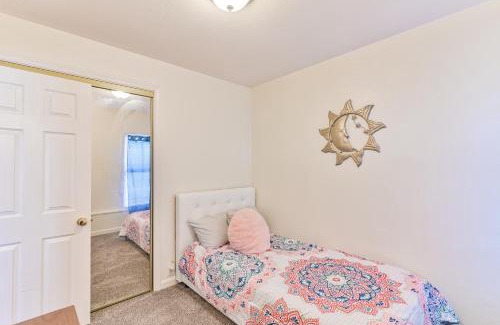 South Tacoma Apartment | COZY 2 BDRM APT - Easy Access FREE PARKING - AC UNIT