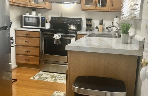 Abingdon House | Cozy 2 Bed 2 Bath 2 cot minute from Va Creeper Trail Bristol Speedway Hard Rock