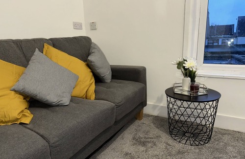 Mayfield House | Cozy 2 bed home in Ilford- Groups Welcome!