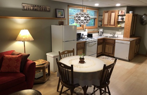 Waterford Apartment | Cozy 2 bedrm apart with full kitchen surrounded by woods 25 mins from Milwaukee