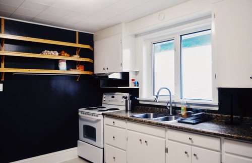 Winnipeg House | Cozy 2 Bedroom 1 Bathroom 10 minutes from downtown/free parking