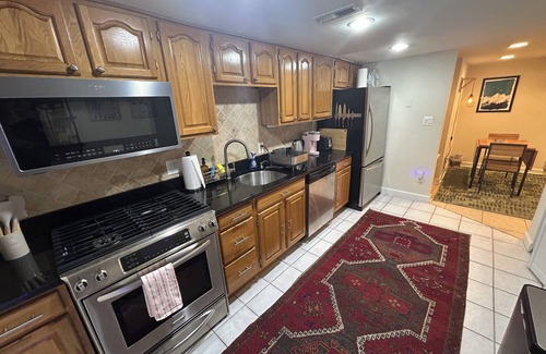 Columbia Heights Apartment | Cozy 2-bedroom 2-bath apartment in central Washington DC with WiFi, AC