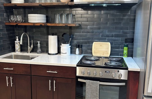 East Dundee Apartment | Cozy 2-bedroom apartment situated in the heart of quaint East Dundee